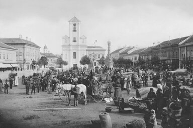 A fotó a Városi Műemlékvédő Intézet gyűjteményéből származik, Újvidék főterét ábrázolja a 19. század második felében