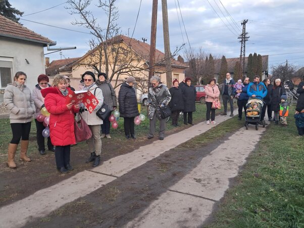 Dávid Kornélia köszönti a babákat, szüleiket és nagyszüleiket (Írisz Virágkedvelők és Környezetvédők Egyesülete) Dávid Kornélia köszönti a babákat, szüleiket és nagyszüleiket (Írisz Virágkedvelők és Környezetvédők Egyesülete)