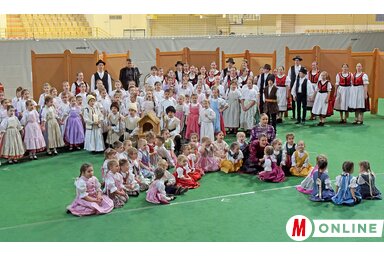 Az előadásban a néptáncosok több korosztálya is bemutatkozott (Gergely Árpád felvétele)