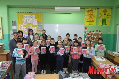 A moholi 3. b osztály tanulói a tanítóval, az igazgatóval és az MNT képviselőivel (Fotó: Csincsik Zsolt felvétele)