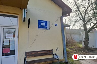 A falon lévő vastag repedéseket valószínűleg a megsüllyedt szerkezet okozhatta (Fotó: Kállai Göblös Nikoletta felvétele)