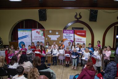 A képzőművészeti pályázat díjazottjai (Fotó: Bóbita Óbecse Nagycsaládosok Egyesülete)