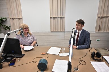 Dr. Pásztor Bálint az Újvidéki Rádióban, Szántó Márta műsorában (Ótos András felvétele)