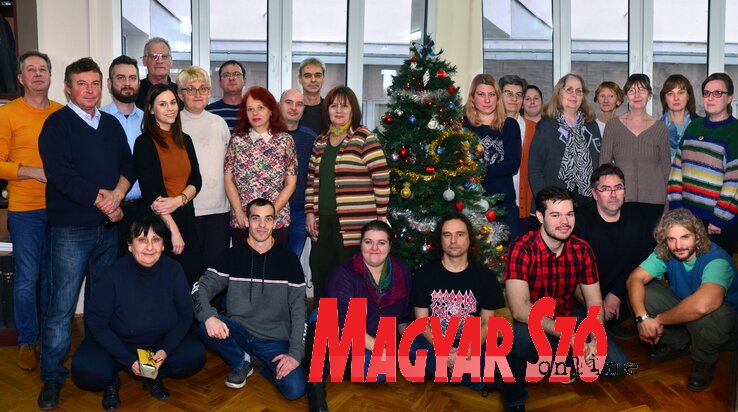 A Magyar Szó újvidéki szerkesztőségének tagjai karácsonykor 2019-ben (Dávid Csilla felvétele) A Magyar Szó újvidéki szerkesztőségének tagjai karácsonykor 2019-ben (Dávid Csilla felvétele)