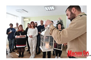 Megérkezett a betlehemi békeláng a Magyar Szó Lapkiadó Kft. újvidéki székházába is (Fotó: Ótos András felvétele)