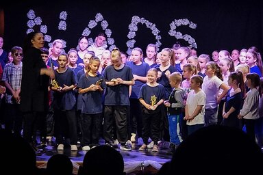 A táncosok Tóth Malvinkával (Bellér Barbara felvétele)