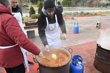 Gulyást főznek a gazdák (Fotó: Beta)