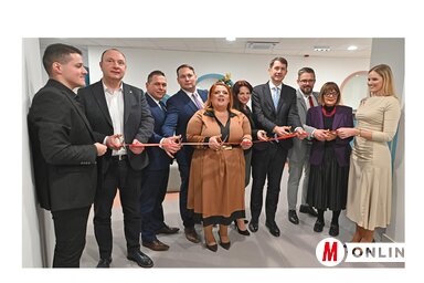 Ünnepélyesen elvágták a szalagot a Magyar Szó újvidéki székházában kialakított Vackor kihelyezett tagozatának helyiségei előtt is (Fotó: Ótos András felvétele)