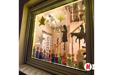 Adventi kalendárium az ablakban (Ótos András felvétele)