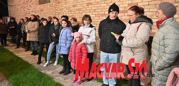 Megérkeztek az ablaknyitogatók, felcsendülnek a karácsonyi dallamok (Ótos András felvétele) Megérkeztek az ablaknyitogatók, felcsendülnek a karácsonyi dallamok (Ótos András felvétele)