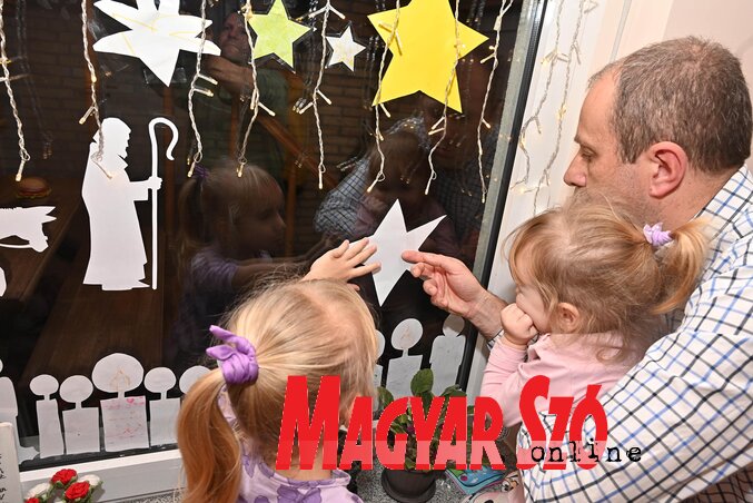Utolsó simítások a díszes ablakban (Ótos András felvétele) Utolsó simítások a díszes ablakban (Ótos András felvétele)