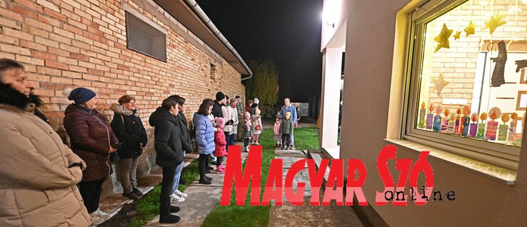 Az Adventi kalendárium az ablakban egy sokak által támogatott, közösségépítő programmá vált (Ótos András felvétele) Az Adventi kalendárium az ablakban egy sokak által támogatott, közösségépítő programmá vált (Ótos András felvétele)