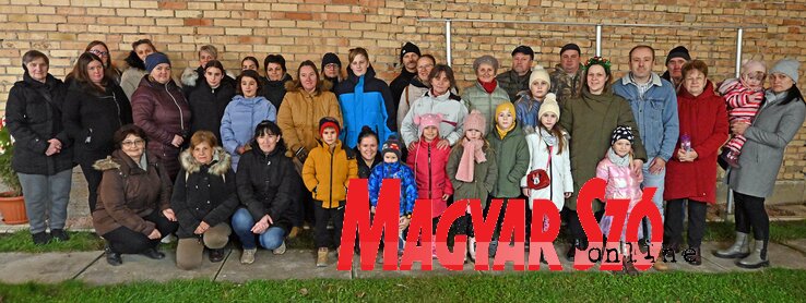 Tizenharmadikán is népes társaság gyűlt össze, hogy énekkel köszöntse az ablakdíszítő házigazdákat (Ótos András felvétele) Tizenharmadikán is népes társaság gyűlt össze, hogy énekkel köszöntse az ablakdíszítő házigazdákat (Ótos András felvétele)
