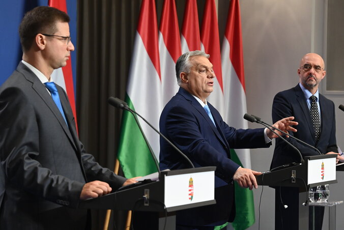 Orbán Viktor Gulyás Gergely és Kovács Zoltán társaságában (Fotó: MTI/Máthé Zoltán) Orbán Viktor Gulyás Gergely és Kovács Zoltán társaságában (Fotó: MTI/Máthé Zoltán)