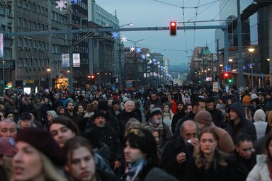 Mintegy két órán keresztül nehezítették a főváros közlekedését a különböző helyszínekről nagy csoportokban a Slavija térre tartó aktivisták (Fotó: Beta)