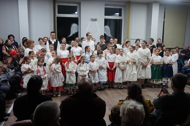 A karácsonyi műsor fellépői a Csobolyó-székházban (Csobolyó Művelődési Egyesület/Facebook)