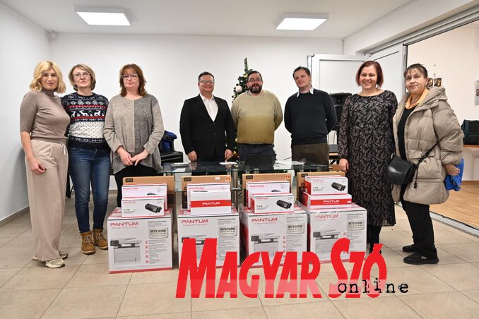 Szombaton a leendő elsősök és szüleik mellett ott voltak az óvónők és a tanítónők is, őket, azaz az általuk képviselt intézményeket laptopokkal és nyomtatókkal ajándékozták meg. Az ajándékot a februári jótékonysági Csárdásbál vendégeinek, Annamária és a többi, újvidéki tisztségviselő
adományainak, valamint Kovács Attila vállalkozónak köszönhetik az iskolákban dolgozó tanítónők (Fotó: Ótos András felvétele) Szombaton a leendő elsősök és szüleik mellett ott voltak az óvónők és a tanítónők is, őket, azaz az általuk képviselt intézményeket laptopokkal és nyomtatókkal ajándékozták meg. Az ajándékot a februári jótékonysági Csárdásbál vendégeinek, Annamária és a többi, újvidéki tisztségviselő
adományainak, valamint Kovács Attila vállalkozónak köszönhetik az iskolákban dolgozó tanítónők (Fotó: Ótos András felvétele)
