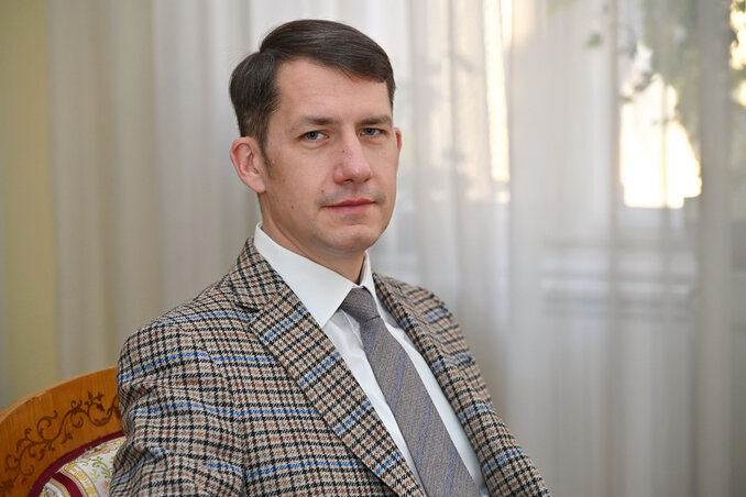 „A vajdasági magyar közösségnek a megmaradáshoz és a fejlődéshez három dologra van szüksége: gazdasági fejlesztésre, színvonalas oktatásra, hogy a fiatalok otthon maradjanak, itthon járjanak iskolába és egyetemre, valamint, hogy mi otthon érezzük magunkat a saját szülőföldünkön. Mindhárom tényező nélkülözhetetlen" „A vajdasági magyar közösségnek a megmaradáshoz és a fejlődéshez három dologra van szüksége: gazdasági fejlesztésre, színvonalas oktatásra, hogy a fiatalok otthon maradjanak, itthon járjanak iskolába és egyetemre, valamint, hogy mi otthon érezzük magunkat a saját szülőföldünkön. Mindhárom tényező nélkülözhetetlen"