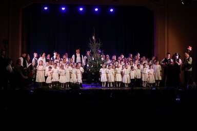 = A bácsfeketehegyi karácsonyi műsor fináléja (Lakatos János felvétele)