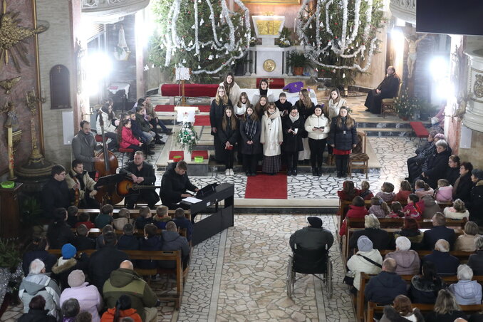 Meghitt hangulatú műsor a kishegyesi templomban (Lakatos János felvétele) Meghitt hangulatú műsor a kishegyesi templomban (Lakatos János felvétele)