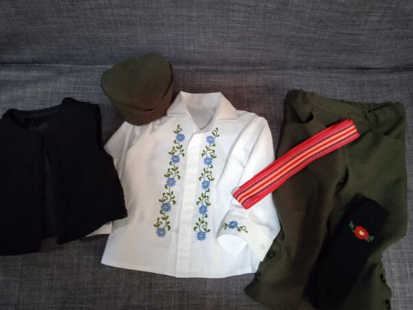 Egy keresztelőre készült viselet (Lengyel Árpád felvétele) Egy keresztelőre készült viselet (Lengyel Árpád felvétele)
