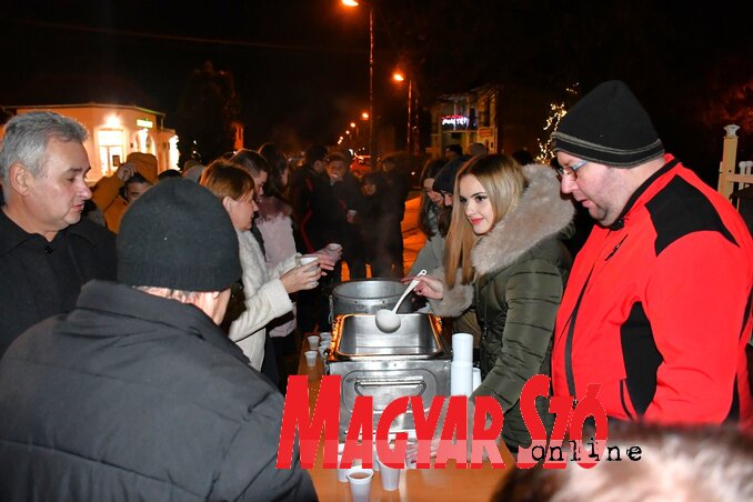 A miséről kijövőket a hideg, szeles időben forró tea, forralt bor és pálinka várta (Paraczky László felvétele) A miséről kijövőket a hideg, szeles időben forró tea, forralt bor és pálinka várta (Paraczky László felvétele)