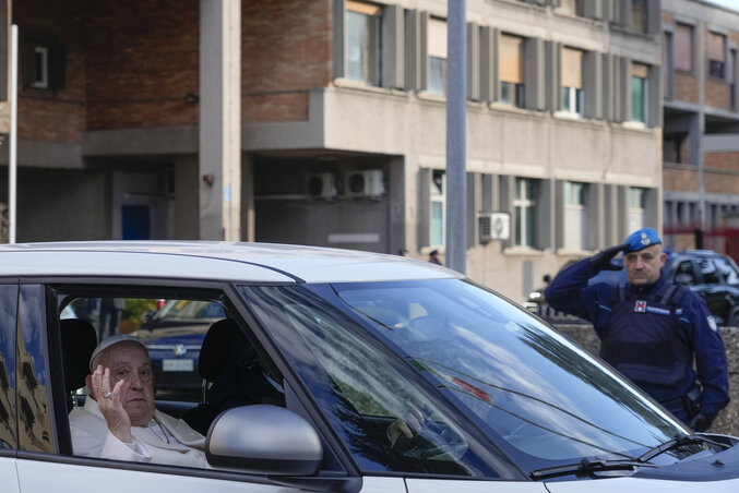 A pápa elhagyja a Rebibbia börtönt, ahol tegnap szimbolikusan megnyitotta a második szent kaput (Fotó: AP via Beta) A pápa elhagyja a Rebibbia börtönt, ahol tegnap szimbolikusan megnyitotta a második szent kaput (Fotó: AP via Beta)
