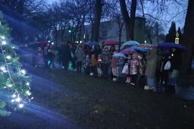 A fadíszítés a Mennyből az angyal című dal eléneklésével kezdődött (Vidács Hajnalka felvétele)