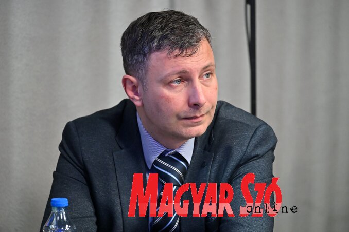 Hajvert Ákos, a Végrehajtó Bizottság művelődéssel megbízott tagja (Fotó: Molnár Edvárd felvétele) Hajvert Ákos, a Végrehajtó Bizottság művelődéssel megbízott tagja (Fotó: Molnár Edvárd felvétele)