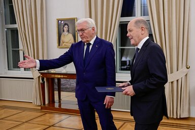 Frank-Walter Steinmeier fogadja Olaf Scholzot a berlini Bellevue elnöki palotában a december 16-ai bizalmi szavazást követően (Fotó: AFP)