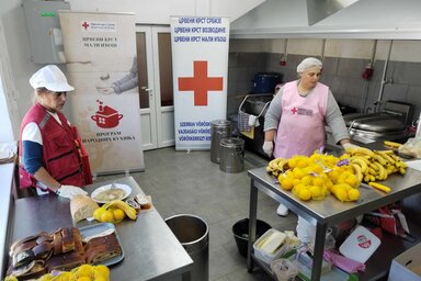 A népkonyhaprogram keretében segédkezők egy csoportja (Vöröskereszt Kishegyes községi szervezete)