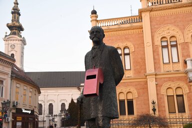 A tiltakozók sípot akasztottak a Zmaj-szoborra (Fotó: Beta)