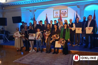 A díjazottak és a köszönőlevelek tulajdonosai (Fotó: Vidács Hajnalka felvétele)