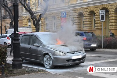 A lángok a motorháztetőből csaptak ki (Fotó: Molnár Edvárd felvétele)