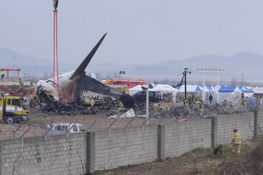 Vasárnap a Thaiföldről érkező Boeing 737-800-as a leszállás után lecsúszott a kifutópályáról, majd a kerítésfalnak ütközött és kigyulladt. A tragédiában 179-en meghaltak (AP via Beta)