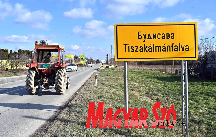 Politikai érdekképviseletünknek köszönhetően Újvidéken és a környékbeli településeken a magyar vonatkozású feliratok, utca-és falunevek már magyar nyelven is elolvashatók (Fotó: Ótos András felvétele) Politikai érdekképviseletünknek köszönhetően Újvidéken és a környékbeli településeken a magyar vonatkozású feliratok, utca-és falunevek már magyar nyelven is elolvashatók (Fotó: Ótos András felvétele)