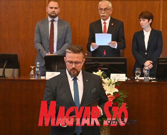 A tartományi parlament új elnökeként április derekán tette le a hivatali esküt (Ótos András felvétele) A tartományi parlament új elnökeként április derekán tette le a hivatali esküt (Ótos András felvétele)