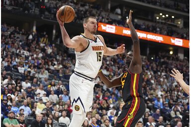 Jokić jellegzetes „vízilabdapassza”. A szerb játé- kos az Atlanta legyőzése alkalmával 23 pont és 17 lepattanó mellett 15 asszisztot jegyzett (Fotó: Beta/AP)