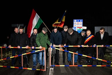 A Magyarország és Románia között húzódó államhatár jelképes megnyitása. Magyar Levente középen (Fotó: MTI)