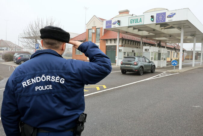 Szabad határátlépés Romániába Gyulánál (Fotó: MTI) Szabad határátlépés Romániába Gyulánál (Fotó: MTI)
