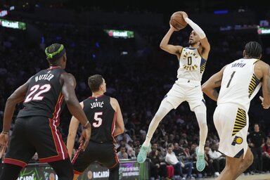 Haliburton emelkedik dobásra a Miami szerbje, Nikola Jović mellől (Fotó: Beta/AP)