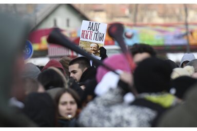 Tüntető egyetemisták/Korábbi felvétel/Beta