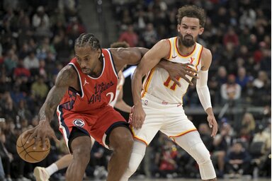 Kawhi Leonard (labdával) és Trae Young. A Clippers nagy győzelmet aratott első számú sztárja visszatérésén (Fotó: Beta/AP)