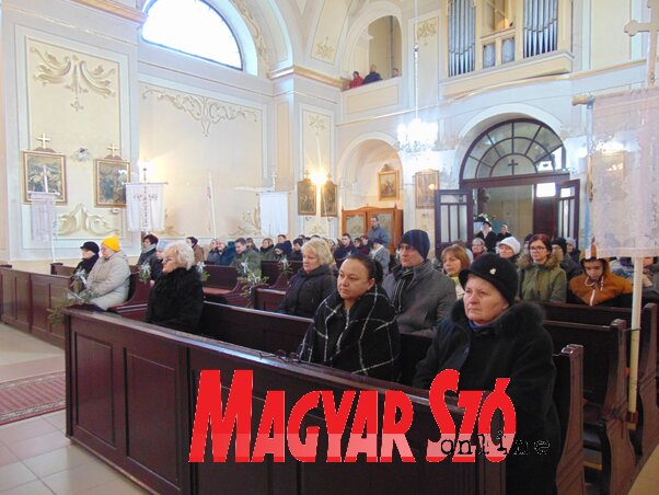 Szép számban összegyűltek a tordai hívek (Fotó: Vidács Hajnalka felvétele) Szép számban összegyűltek a tordai hívek (Fotó: Vidács Hajnalka felvétele)