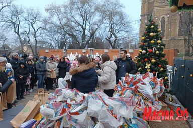 A Családfa civil szervezet megajándékozta a fénylő adventi akció résztvevőit (Fotó: Kazinczy Paszterkó Diana felvétele)