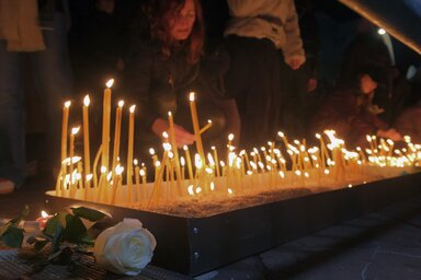 Gyertyát gyújtanak a polgárok az áldozatok emlékére (Fotó: Beta)