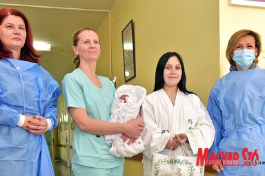 Burány Hajnalka polgármester és Csáki Beáta kórházigazgató is meglátogatta az újszülöttet és édesanyját (Fotó: Gergely Árpád)