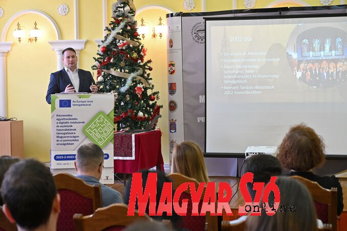Fremond Árpád, Magyar Nemzeti Tanács elnöke az MNT szerepvállalása Szerbiában címmel tartott előadást (Fotó: Molnár Edvárd) Fremond Árpád, Magyar Nemzeti Tanács elnöke az MNT szerepvállalása Szerbiában címmel tartott előadást (Fotó: Molnár Edvárd)