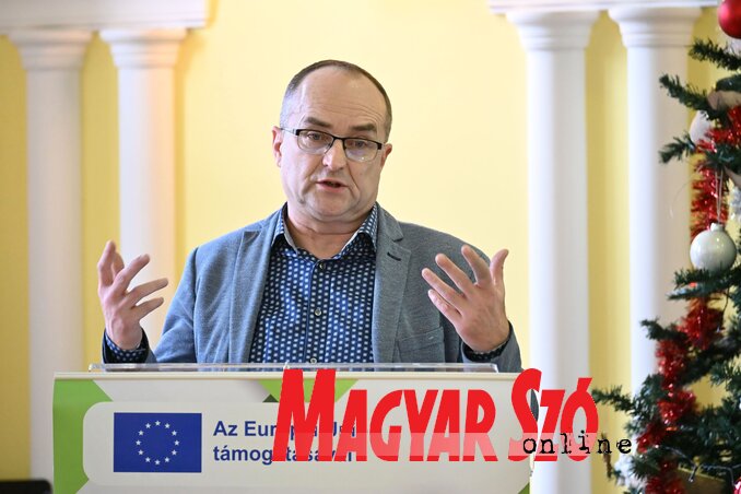 Puskás János, a Vajdasági Pedagógiai Intézet igazgatója A digitális eszközök alkalmazása Szerbiában című előadását is hallhatták az egybegyűltek (Fotó: Molnár Edvárd) Puskás János, a Vajdasági Pedagógiai Intézet igazgatója A digitális eszközök alkalmazása Szerbiában című előadását is hallhatták az egybegyűltek (Fotó: Molnár Edvárd)