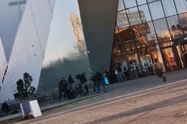 Fiatalok egy csoportja rudakkal ütlegelte és rúgdosta a földön fekvő férfit (Fotó: Printscreen/021.rs)